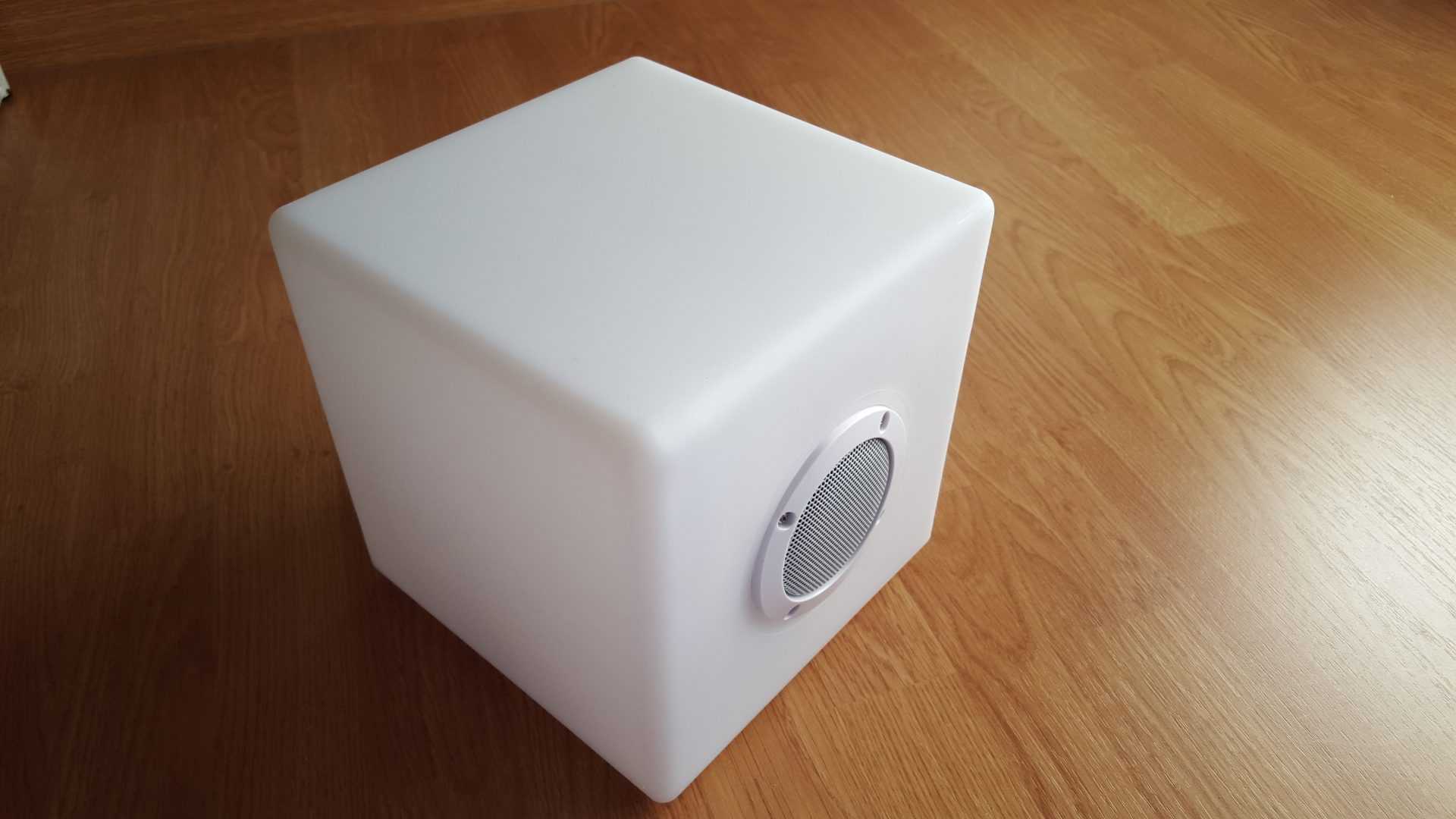 El altavoz Color Cube Bluetooth con luz LED