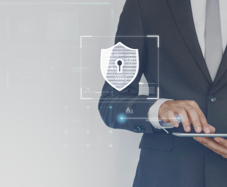 Imagen de un hombre con una tableta en la mano gestionando su ciberseguridad representada con un candado en medio de la estampa